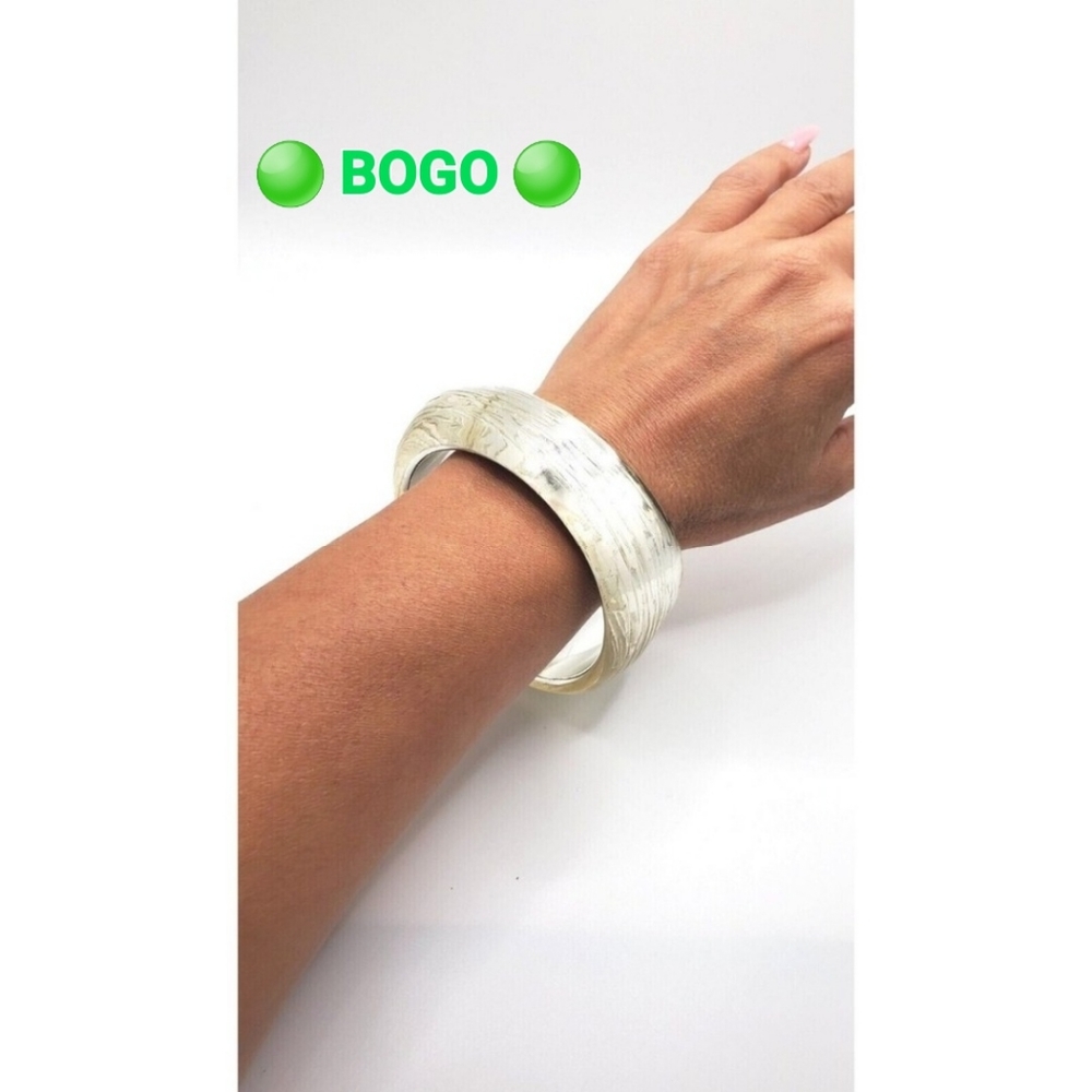 🟢  Lucite Mirrored Abstract Bangle Statement Bracelet